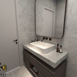 BEE REMONT ANIS DJEBAILI - Nowoczesna łazienka z marmurowymi płytkami, prostokątną umywalką nablatową i dużym lustrem w brązowej ramie. Widoczna biała szafka pod umywalką z ciemnymi szufladami i białe drzwi po lewej stronie.