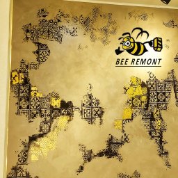 BEE REMONT ANIS DJEBAILI - Dekoracyjna ściana z efektem postarzanego tynku, wzorami geometrycznymi w kolorze czarnym i złotym, oświetlona punktowymi lampami sufitowymi. W rogu widoczne logo firmy remontowej z wizerunkiem...