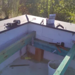 Montaż izolacji termicznej dachu płaskiego z użyciem bloczków z betonu komórkowego, narzędzi dekarskich i akcesoriów ETANCO.