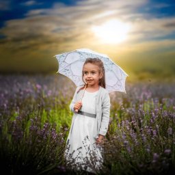 Miroslaw Kocurek Photography - Dziewczynka w białej sukience i swetrze, trzymająca koronkowy parasol na tle pola lawendy o zachodzie słońca.