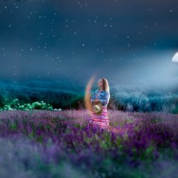 Miroslaw Kocurek Photography - Kobieta w sukience w paski i dżinsowej kurtce stoi na fioletowym polu lawendy pod rozgwieżdżonym nocnym niebem z księżycem, trzymając słomkowy kapelusz.