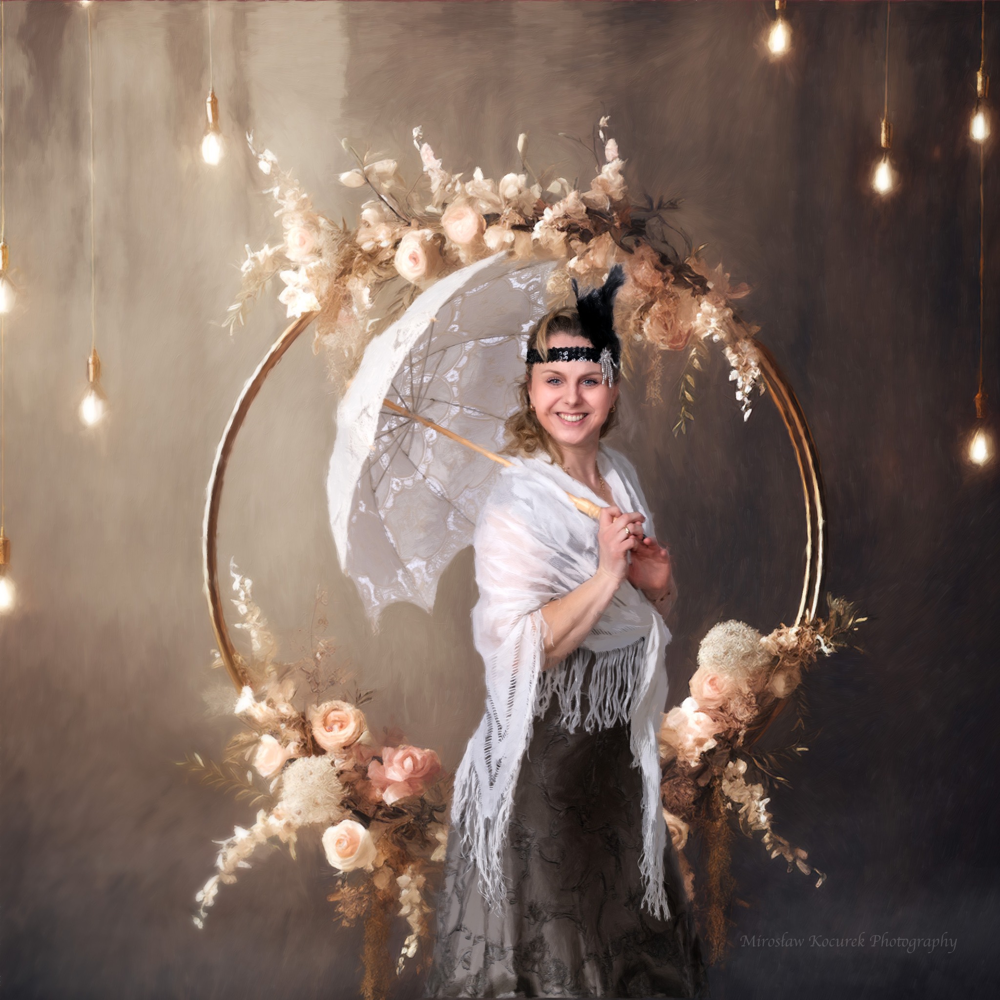 Portret uśmiechniętej kobiety w stylu lat 20. z białą parasolką i boa, na tle okręgu z kwiatów i wiszących żarówek.