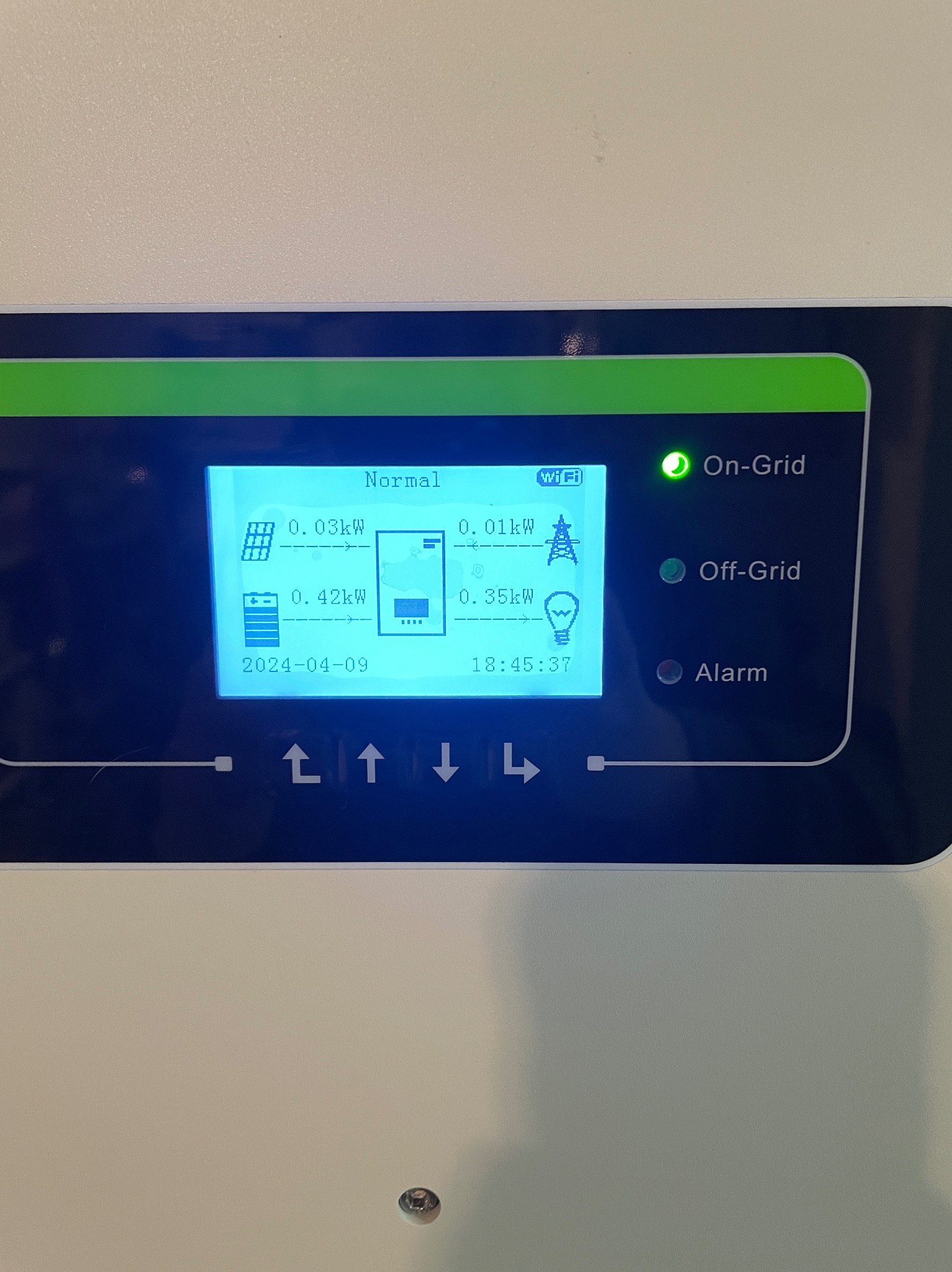 Ekran inwertera fotowoltaicznego z wyświetlanymi danymi: produkcja paneli (0.03kW), pobór z sieci (0.01kW), stan naładowania baterii (0.42kW), zużycie (0.35kW), data 2024-04-09, godzina 18:45:37...