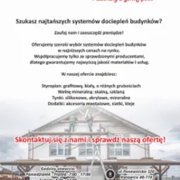 Reklama firmy budowlanej: Dwóch pracowników ociepla dom białym materiałem izolacyjnym, widoczne rusztowania, na pierwszym planie informacje kontaktowe i godziny otwarcia.