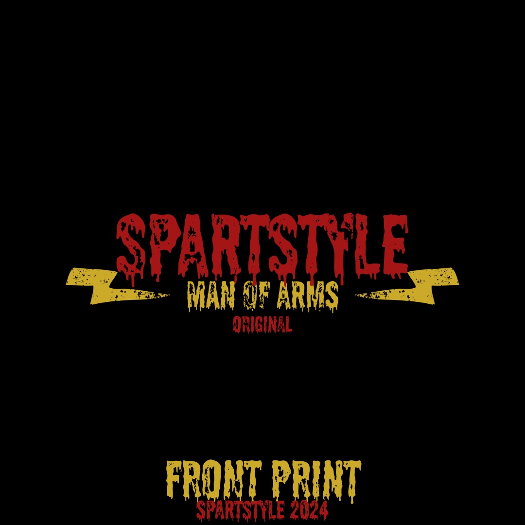 Grafika z napisem 'SPARTSTYLE MAN OF ARMS ORIGINAL' w czerwono-żółtej kolorystyce z efektem kapania, flankowana stylizowanymi błyskawicami, oraz 'FRONT PRINT SPARTSTYLE 2024' u dołu, na czarnym tle.