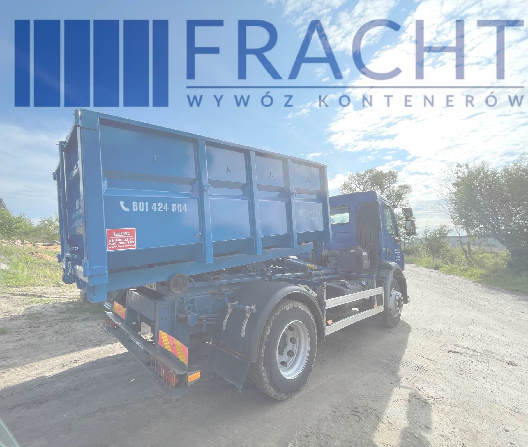 Niebieski samochód ciężarowy z kontenerem marki FRACHT na drodze gruntowej, widoczne numery kontaktowe na kontenerze i logo firmy na tle błękitnego nieba z chmurami.