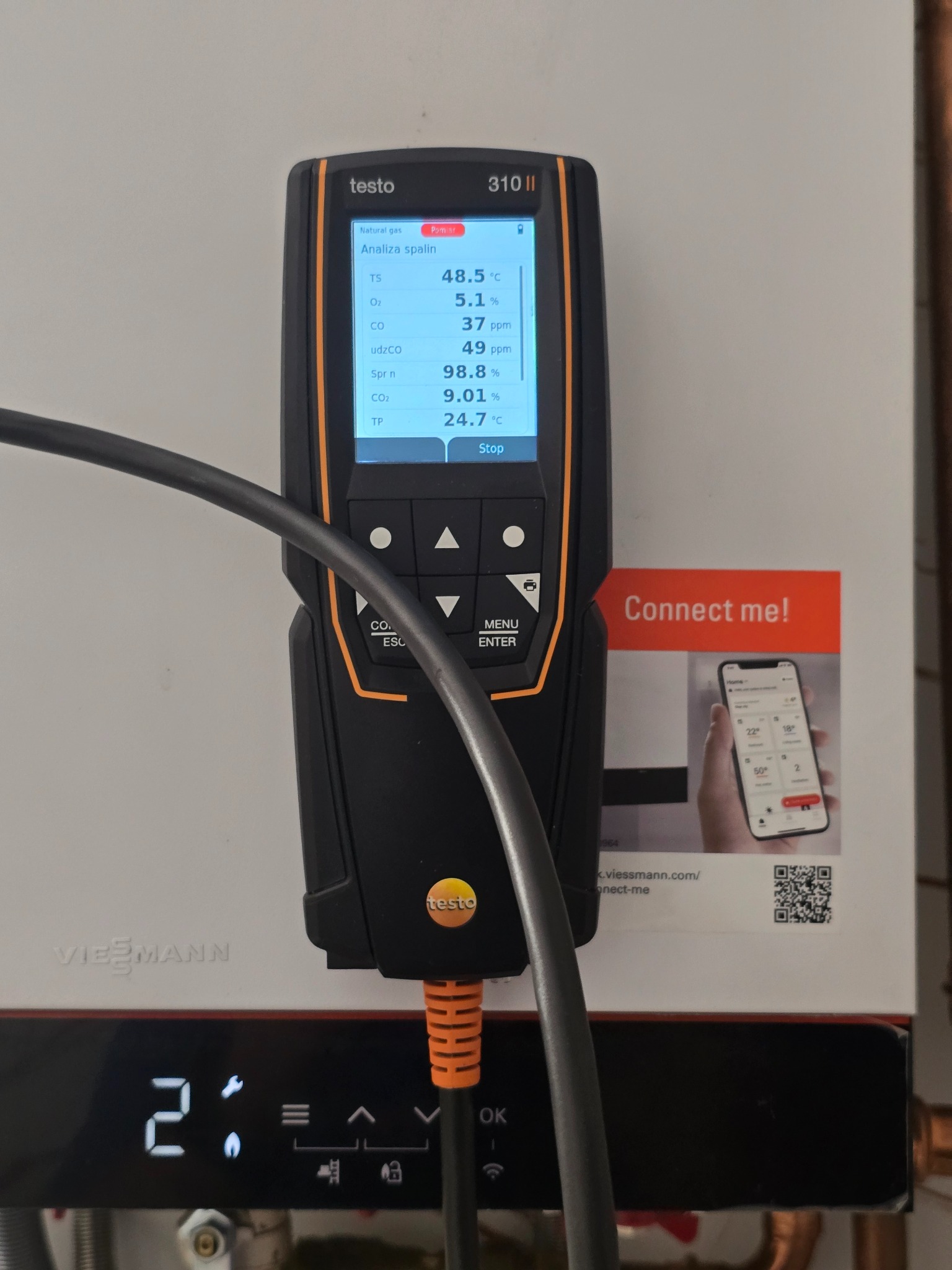 Analizator spalin Testo 310 II podczas pomiaru parametrów kotła Viessmann. Wyświetlane wartości: TS, O2, CO, udzCO, Spr n, CO2, TP. Widoczny kabel i naklejka 'Connect me!'.
