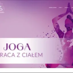 Fioletowa grafika reklamowa z sylwetką osoby w pozycji medytacyjnej, logo Yogisiowo i kodem QR, zachęcająca do dołączenia, oferująca zajęcia w Pilchowicach.