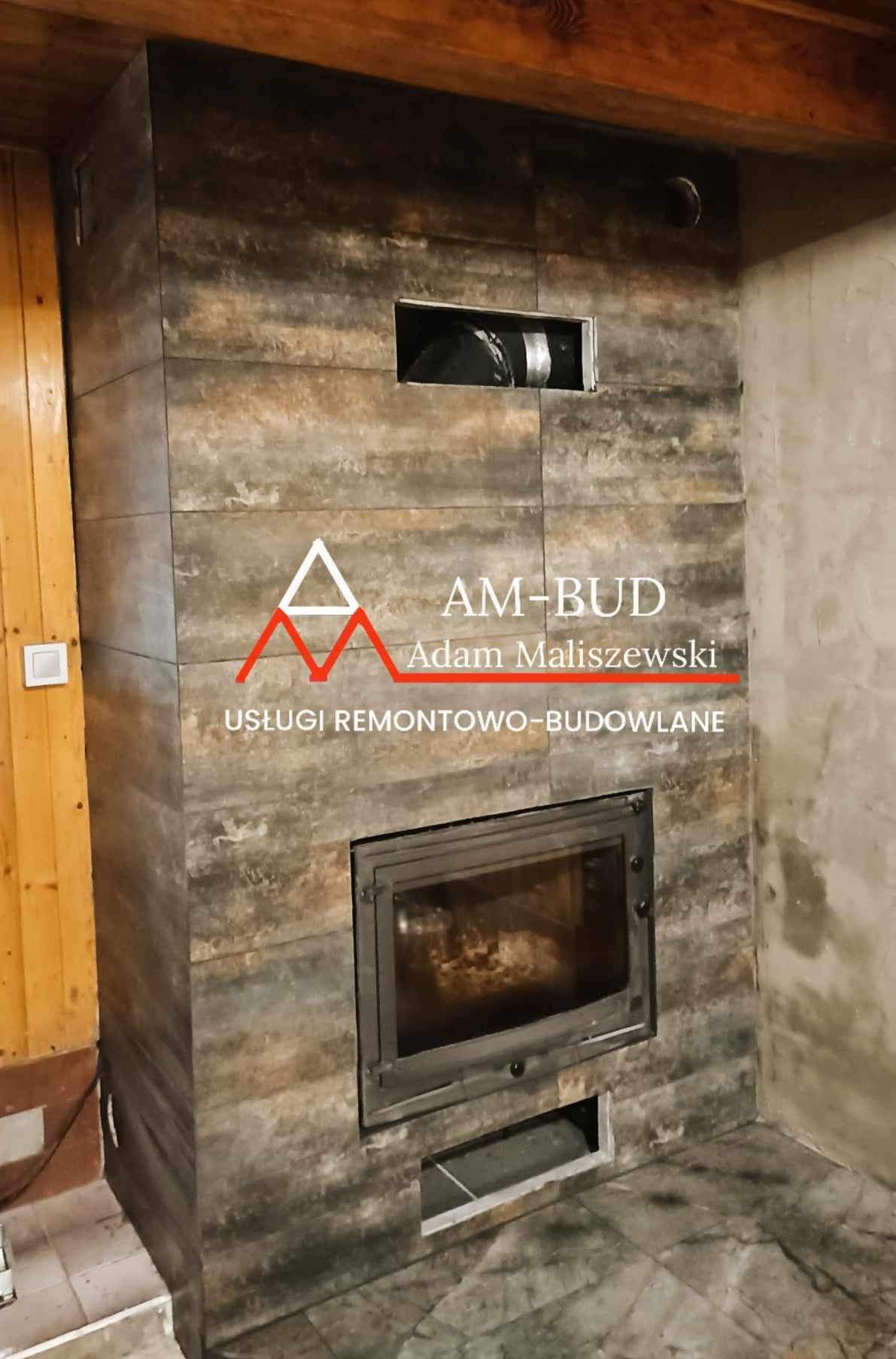 Obudowa kominka z płytek imitujących drewno, z widocznym logo firmy AM-BUD, Adam Maliszewski, usługi remontowo-budowlane, oraz otworem wentylacyjnym i wkładem kominkowym.