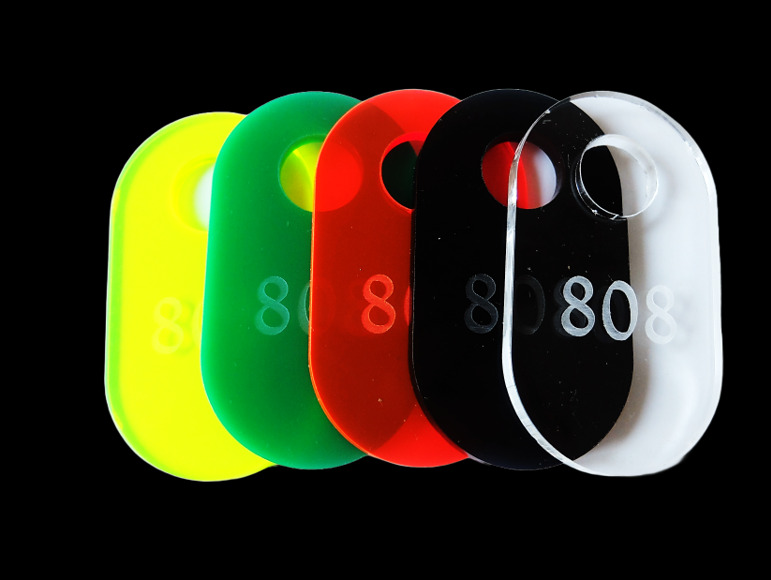 Numerki zawieszki do szatni z pleksi (akrylu)