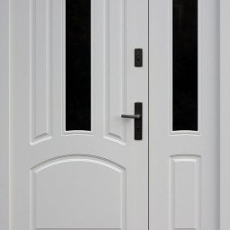 MZ - Białe dwuskrzydłowe drzwi wejściowe z przeszkleniami i czarną klamką, widok z bliska.