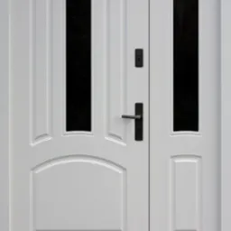 Białe dwuskrzydłowe drzwi wejściowe z przeszkleniami i czarną klamką, widok z bliska.