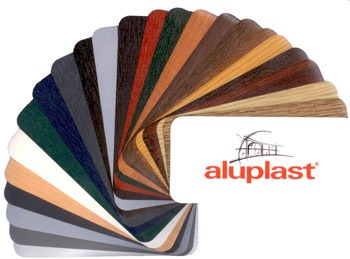 Paleta kolorów i faktur oklein PCV, prezentowana wachlarzowo z widocznym logo producenta Aluplast.