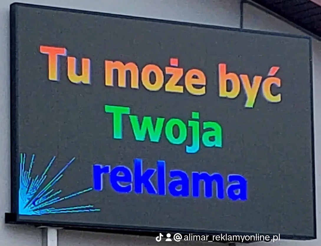 Podświetlany billboard z napisem 'Tu może być Twoja reklama' w kolorach tęczy, widoczny adres TikTok firmy w rogu.