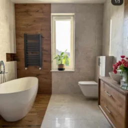 Nowoczesna łazienka z wolnostojącą wanną, drewnianą ścianą z grzejnikiem, szarymi płytkami, wiszącą toaletą i drewnianą szafką z kwiatami.