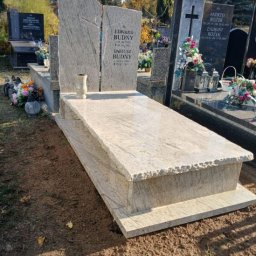 Nagrobek 120 x 250 cm wykonany z pięknego granitu millennium cream. Miejsce realizacji: cmentarz północny Warszawa