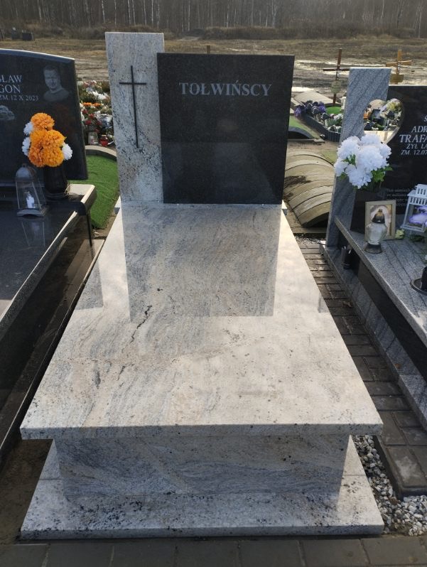 Nagrobek 120 x 250 cm. Kamień ivory gold. Miejsce realizacji - cmentarz Ząbki