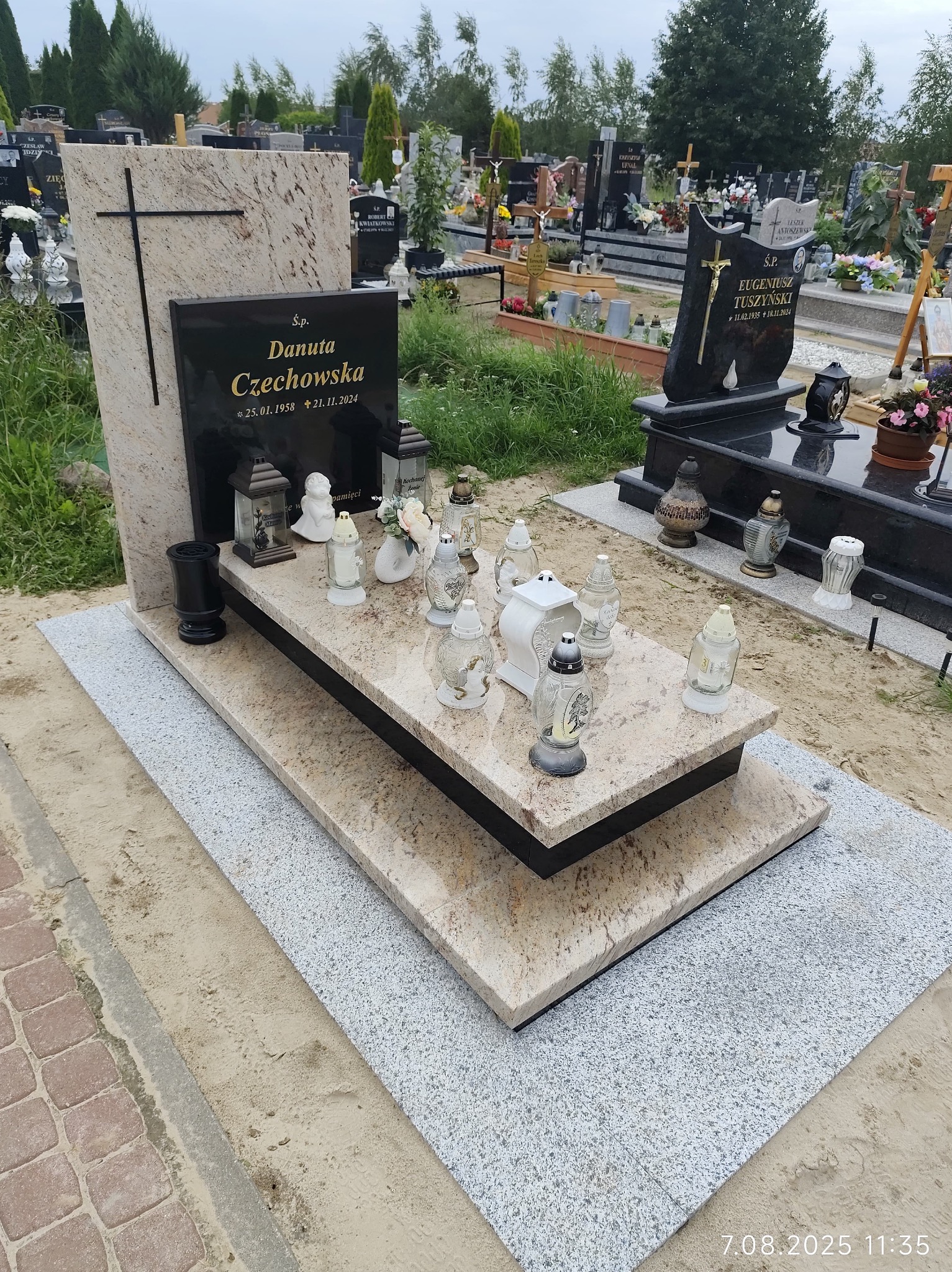 Nagrobek o rozmiarze 100 x 180 cm wykonany z granitu shivakashi. Miejsce realizacji : cmentarz Kwidzyn