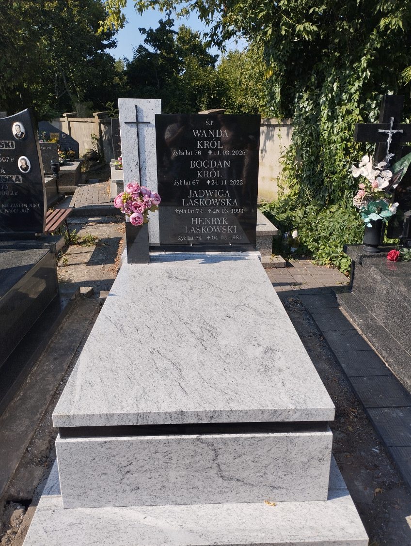 Najnowsza realizacja. Nagrobek viscount + czarny 120x250 cm. Miejsce montażu Nowy Dwor Mazowiecki.