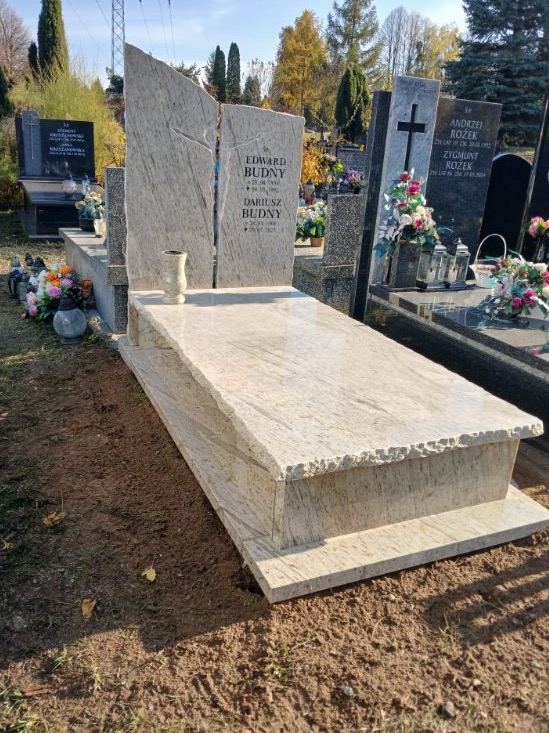 Nagrobek 120 x 250 cm wykonany z pięknego granitu millennium cream. Miejsce realizacji: cmentarz północny Warszawa