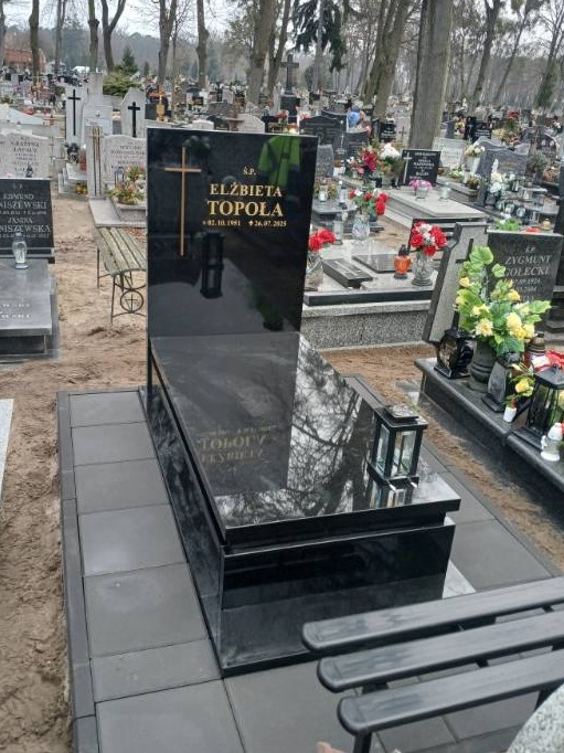 Nagrobek z czarnego granitu premium black. Rozmiar 90 x 190 cm. Miejsce realizacji : cmentarz w Grudziądzu.