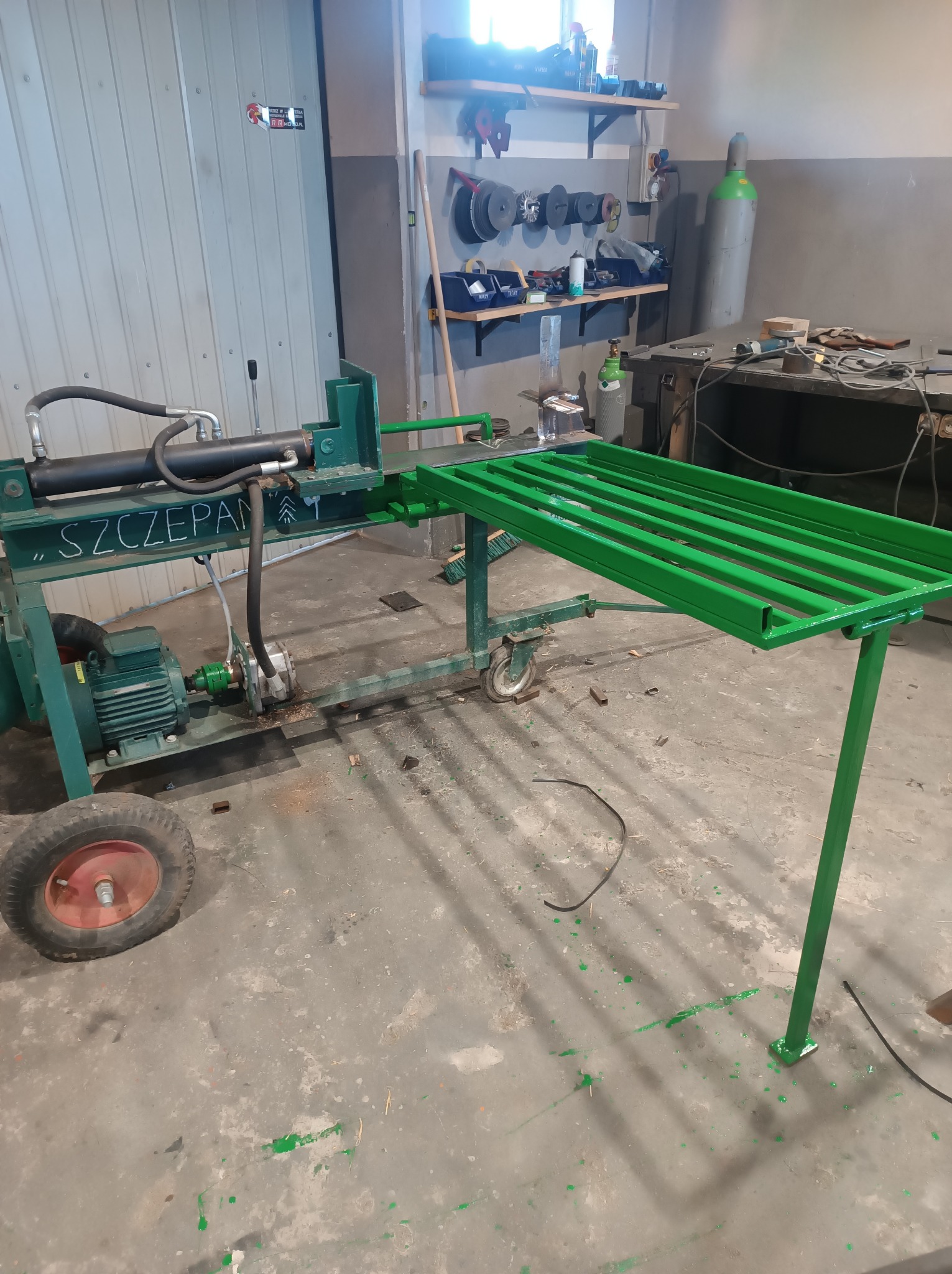 Usługa cięcia i łupania drewna