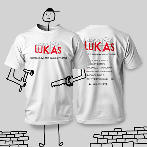 Dwa białe t-shirty z nadrukiem logo firmy budowlano-wykończeniowej 'LUKAS', przedstawione w formie grafiki z elementami rysunkowymi, takimi jak postać z narzędziami i murek z cegieł.