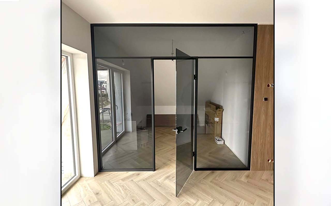 Drzwi wewnętrzne w zabudowie szklanej