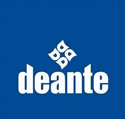 Logo firmy Deante na niebieskim tle. Biały napis 'deante' poniżej stylizowanego, białego symbolu przypominającego kwiat lub dekoracyjny element.