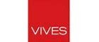 Logo VIVES na czerwonym tle. Biały napis VIVES, nowoczesny font, minimalizm, widoczne charakterystyczne logo producenta płytek ceramicznych.