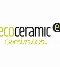 Logo EcoCeramic: zielono-czarny napis 'ecoceramic' z małym 'e' w kółku, pod spodem mniejszy, zielony napis 'cerámica'. Minimalistyczny design na białym tle.