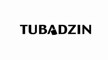 Logo Tubądzin: czarny napis na białym tle, z charakterystycznym elementem graficznym w kształcie klina w literze A. Minimalistyczny design, wyraźna typografia.