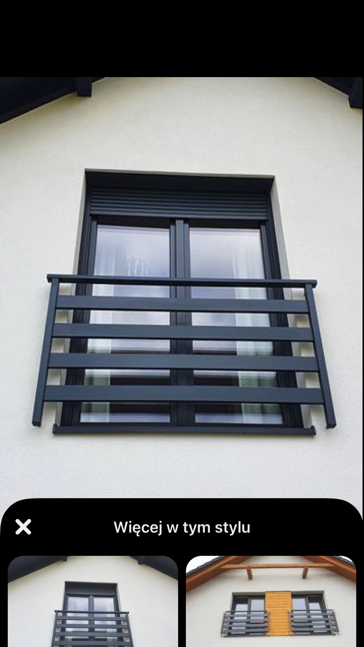 Okienna konstrukcja zabezpieczająca w postaci metalowej balustrady z poziomych profili, zamontowana na zewnątrz budynku z jasną elewacją, widok z dołu.