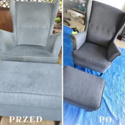 Fotel typu uszak i podnóżek przed i po czyszczeniu. Po lewej stronie widoczne wyraźne plamy na podnóżku i fotelu, po prawej stronie fotel i podnóżek na niebieskiej folii ochronnej, czyste...