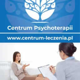 Kobieta siedząca na białej sofie gestykuluje podczas rozmowy z osobą piszącą na clipboardzie, w tle logo i adres Centrum Psychoterapii w Nowym Targu.