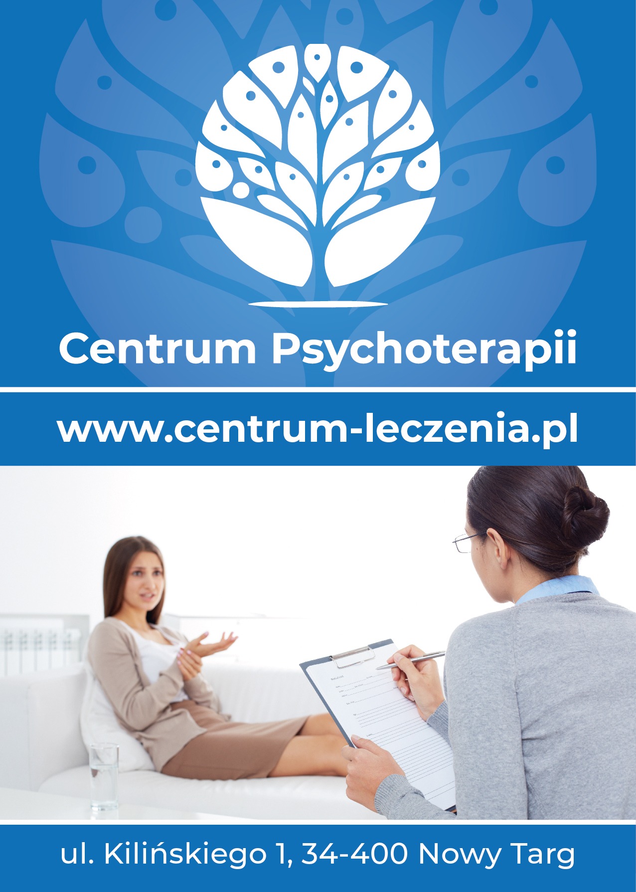 Kobieta siedząca na białej sofie gestykuluje podczas rozmowy z osobą piszącą na clipboardzie, w tle logo i adres Centrum Psychoterapii w Nowym Targu.