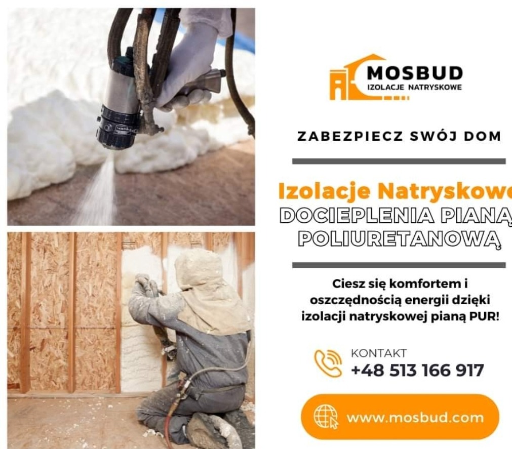 Aplikacja natryskowa białej piany izolacyjnej na ścianę z drewnianą konstrukcją szkieletową; widoczny pracownik w kombinezonie ochronnym z pistoletem natryskowym oraz logo firmy MOSBUD.