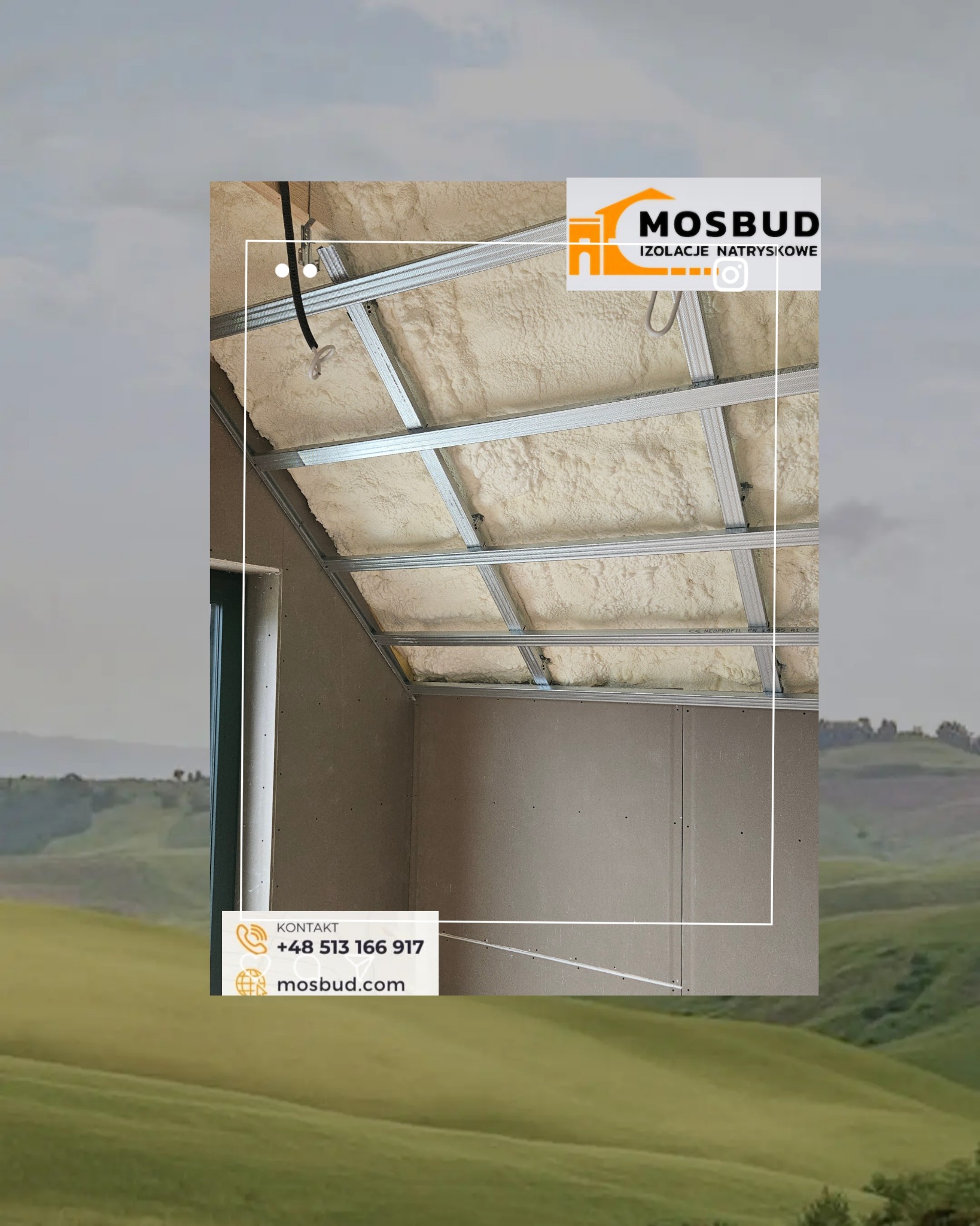 Poddasze ocieplone pianką PUR, widoczne metalowe profile konstrukcyjne i fragment ściany z płyt gipsowo-kartonowych, na górze kadru logo firmy MOSBUD.