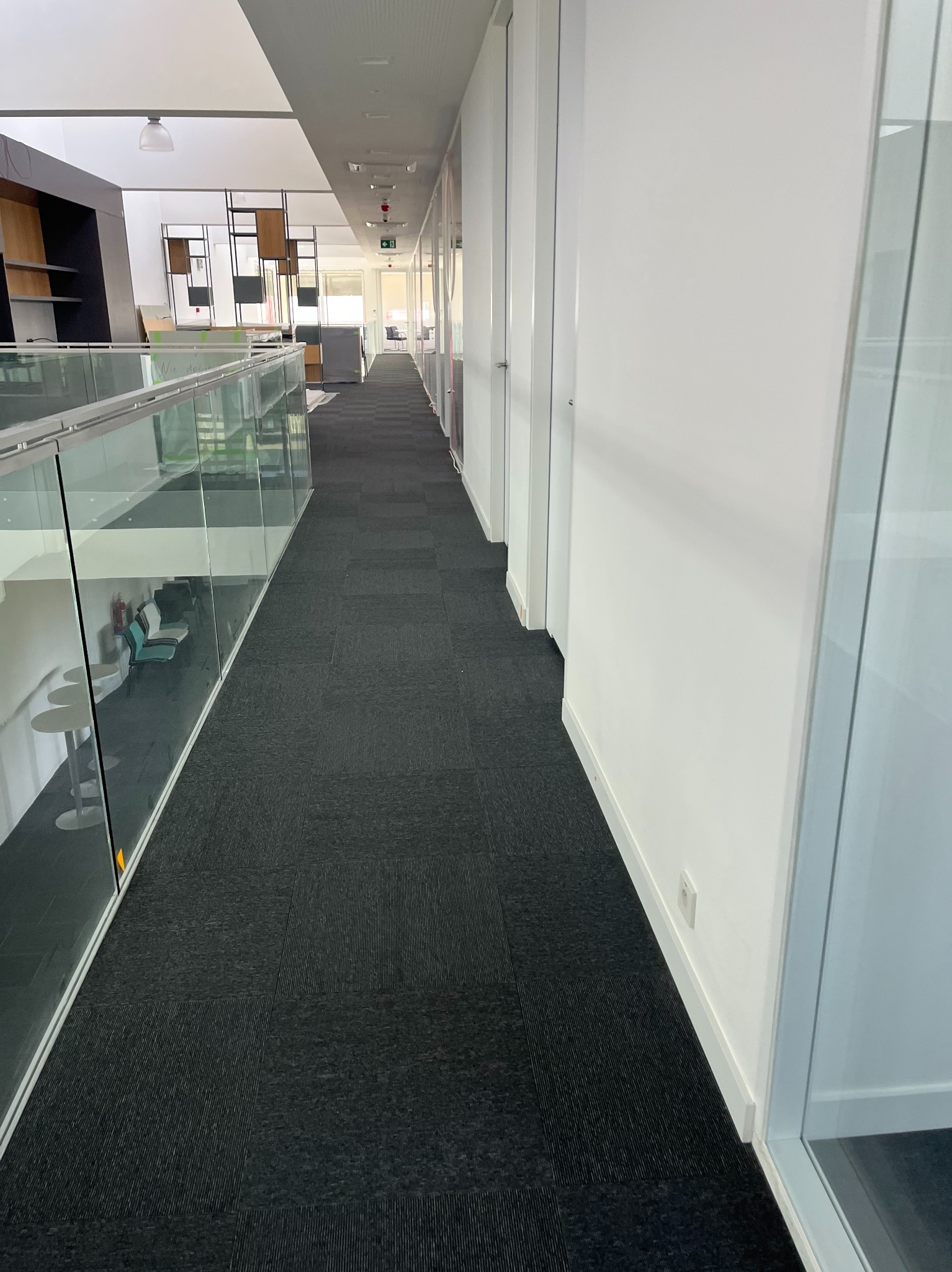 Obiekt który został kompleksowo doczyszczony, wyprany i na bieżąco jest serwisowany wraz z terenem zewnętrznym