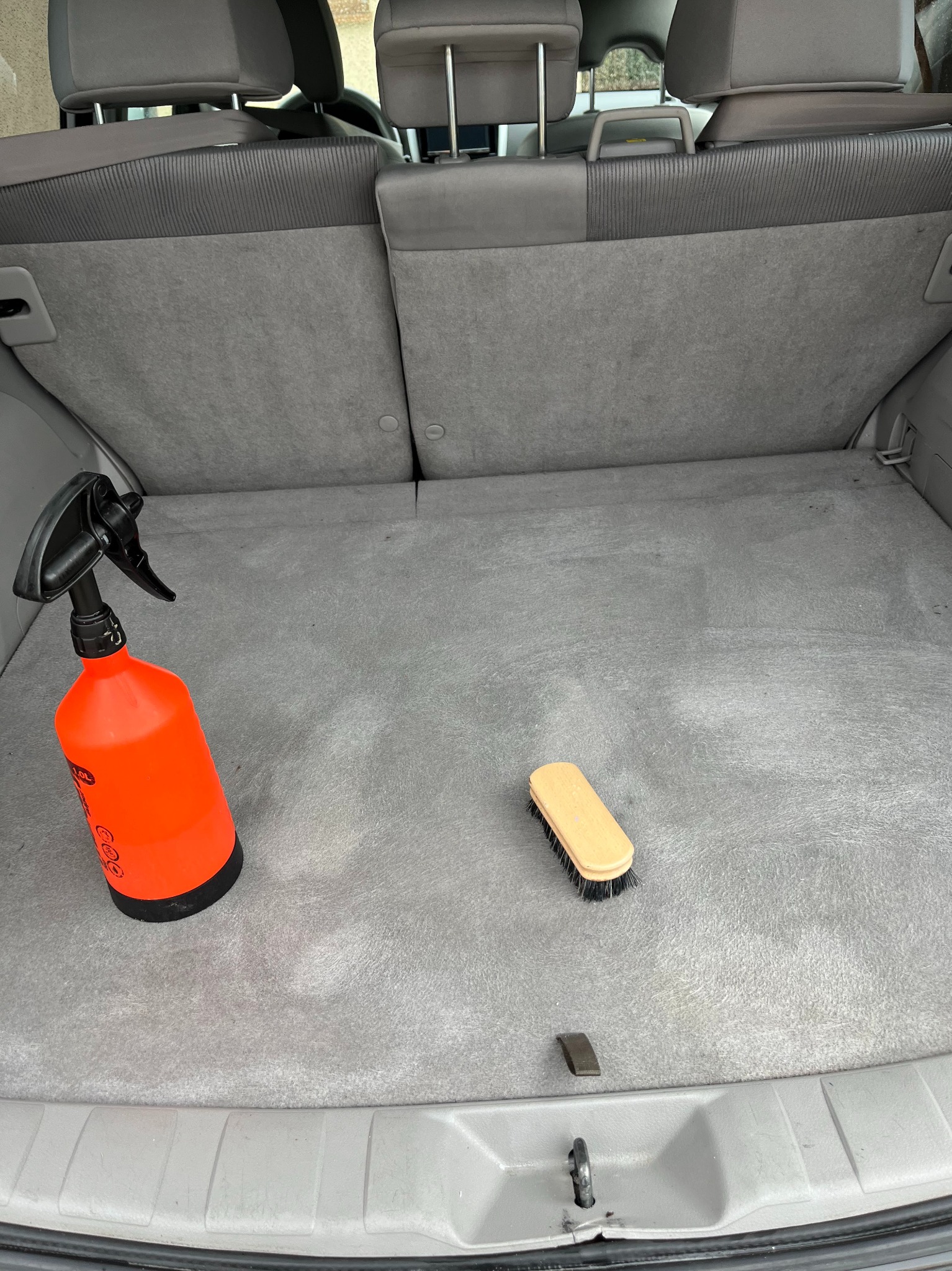 Pranie i czyszczenie tapicerki samochodowej. Kompleksowa czyszczenie samochodu wewnątrz