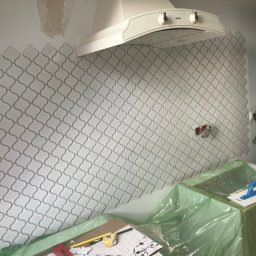 MWB USŁUGI OGÓLNOBUDOWLANE Mateusz Woś - Układanie fartucha kuchennego z mozaiki typu Arabeska