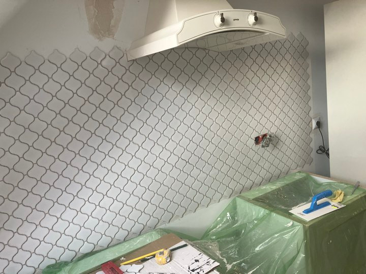 Układanie fartucha kuchennego z mozaiki typu Arabeska