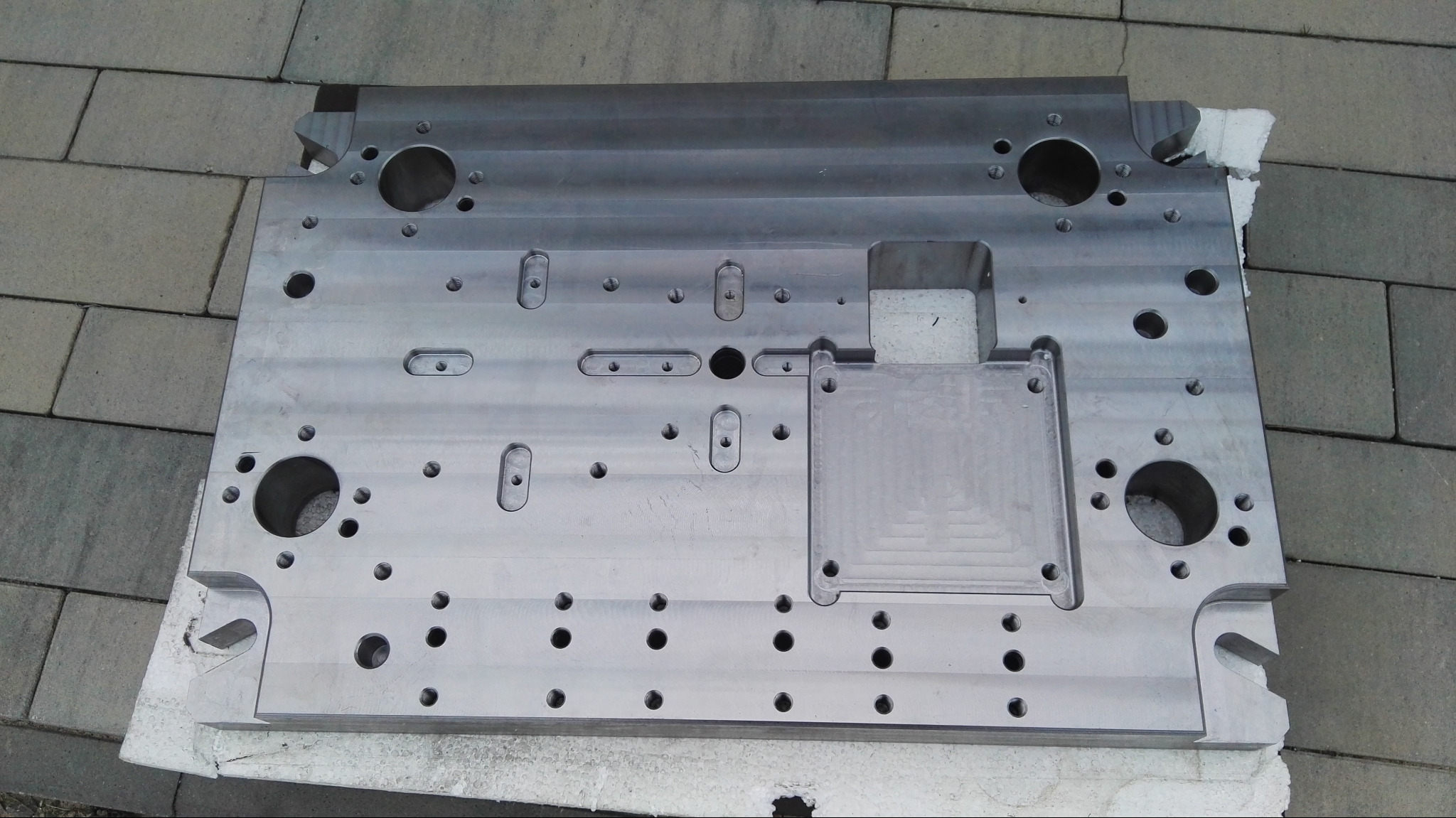 Płyta dużych gabarytów do robota spawalniczego.