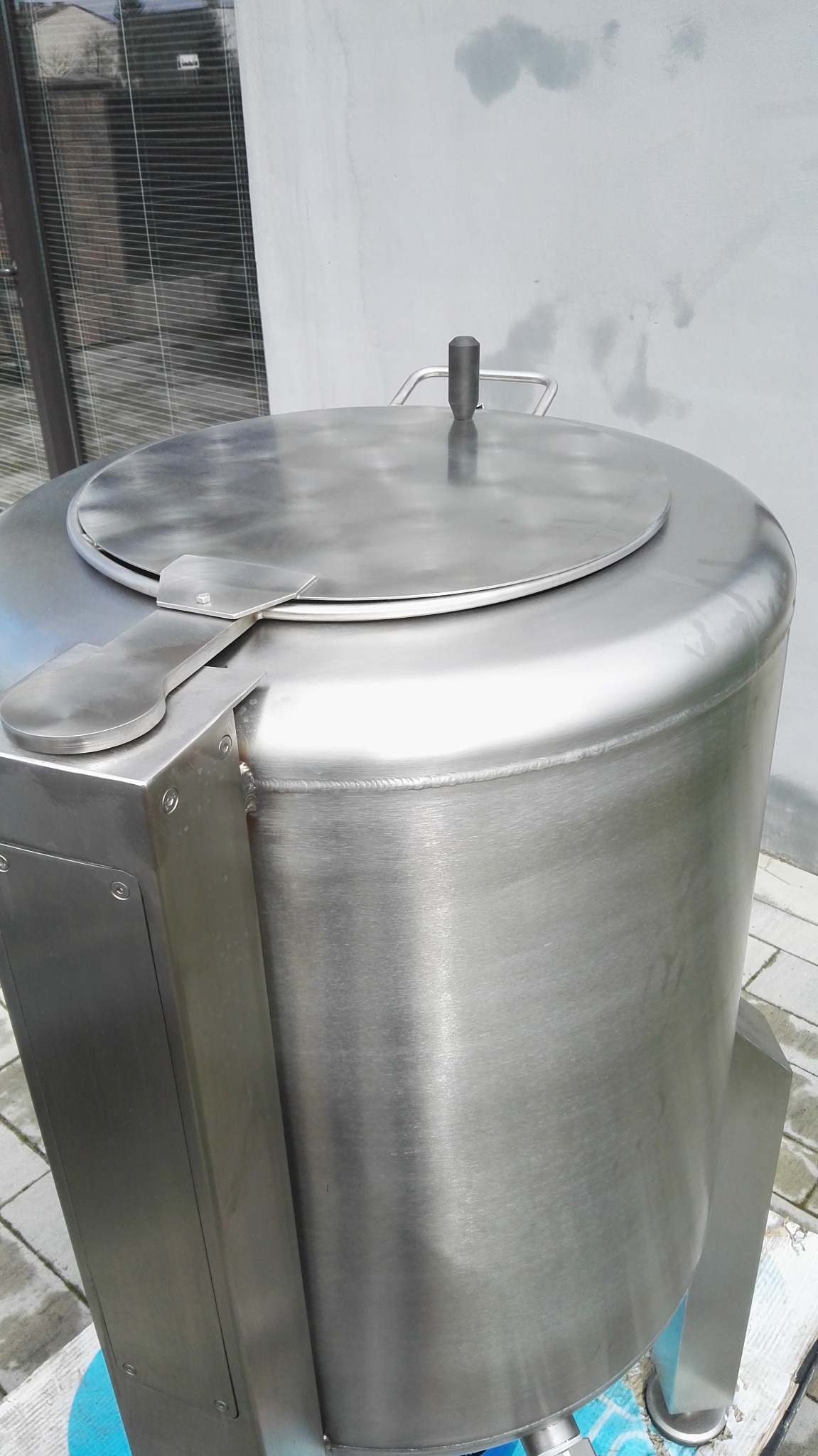 Wykonujemy i serwisujemy również maszyny do przemysłu spożywczego. Na zdjęciu mieszalnik do wyrobu ciasta.