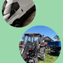 Kolaż przedstawiający biały furgon z przodu oraz czerwony traktor z ładowaczem czołowym i przyczepą w tle, na tle zielonej trawy i błękitnego nieba.