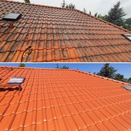 GERU POLSKA SPÓŁKA Z OGRANICZONĄ ODPOWIEDZIALNOŚCIĄ - Porównanie dachu z dachówki ceramicznej przed i po czyszczeniu, widoczne różnice w kolorze i usunięcie mchu oraz zabrudzeń.