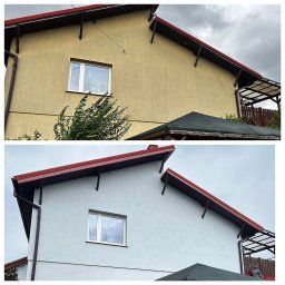 GERU POLSKA SPÓŁKA Z OGRANICZONĄ ODPOWIEDZIALNOŚCIĄ - Porównanie elewacji domu przed i po odświeżeniu koloru: odcień żółty zastąpiony jasnoszarym, widoczne detale architektoniczne, okno z firanką, fragment dachu i rynny, pochmurne niebo w tle.