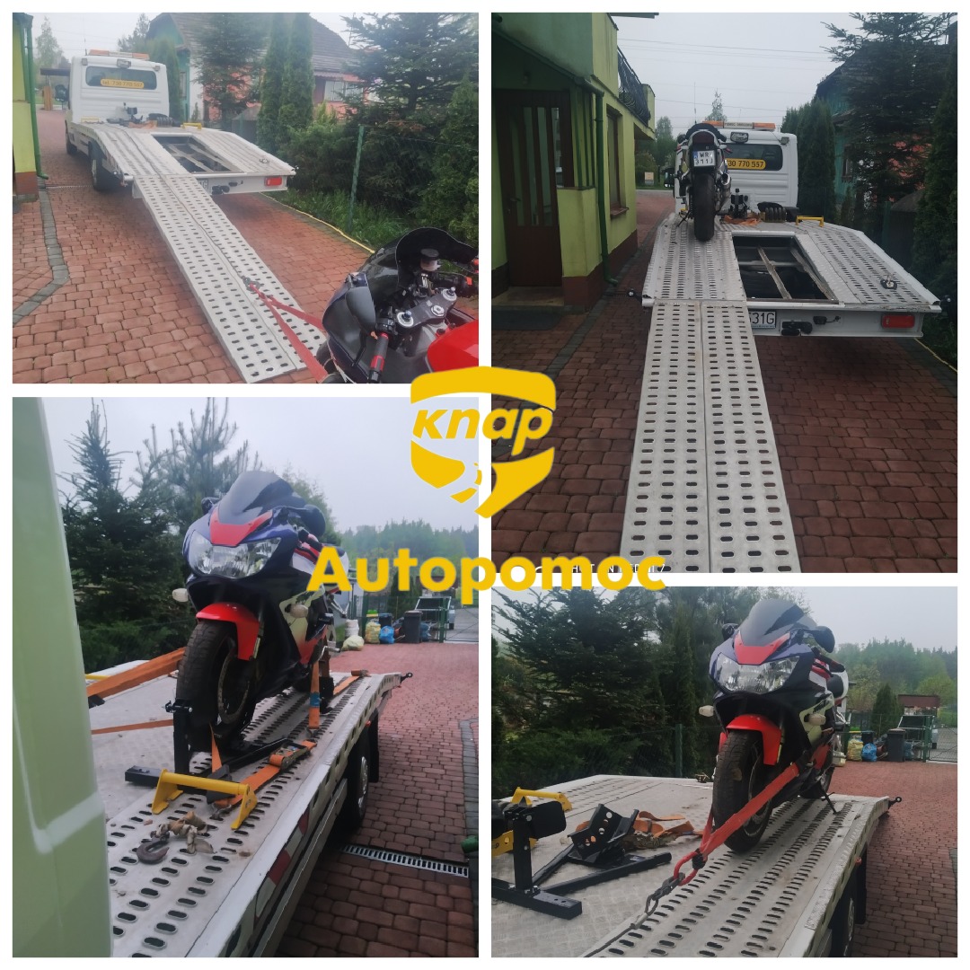 Cztery ujęcia motocykla sportowego zabezpieczonego pasami na platformie lawety, z widocznym logo firmy pomocy drogowej w centralnej części kompozycji.