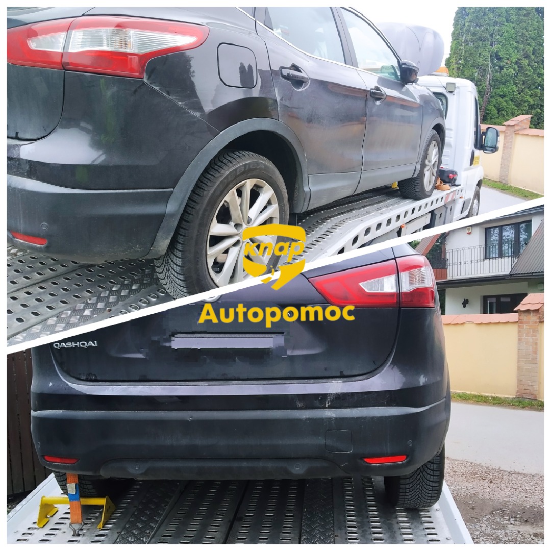 Czarny samochód Nissan Qashqai z otwartą maską załadowany na lawetę. Widoczny napis 'Autopomoc' na zdjęciu.