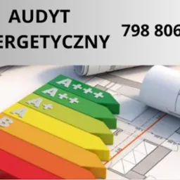 Wykres efektywności energetycznej A+++ do D, leżący na planach architektonicznych, obok zwiniętych rysunków technicznych i numeru telefonu do kontaktu.